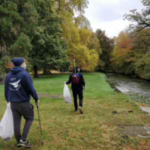2 SVS volunteers doing clean up